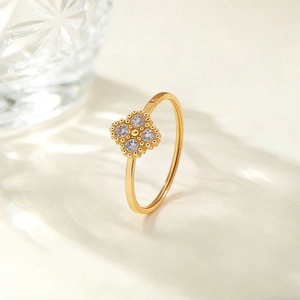 Bague trèfle élégante en titane doré avec quatre zircons au design minimaliste de luxe