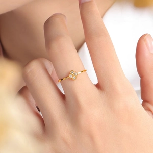 Bague trèfle dorée minimaliste avec cristaux pour un look superposé sophistiqué