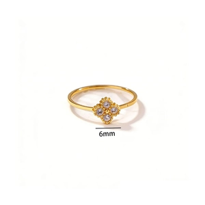 Bague élégante de 6mm en acier titane doré avec trèfle à quatre feuilles et diamants