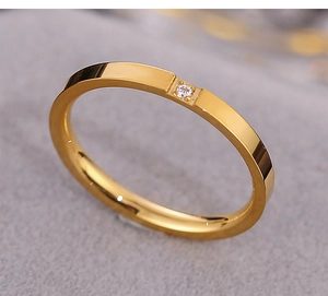 Detail-Makroaufnahme des Roségold-Titanrings mit einem einzeln gefassten funkelnden Diamanten