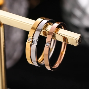 Minimalistische Stapelringe aus Titanstahl in Gold, Silber und Roségold mit Zirkon