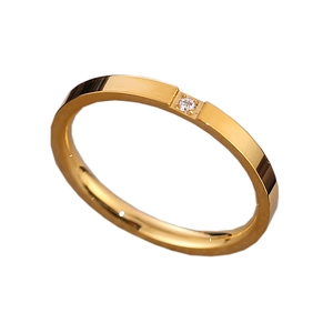 Minimalistischer roségoldener Titanring mit einzelnem Diamanten auf weißem Hintergrund