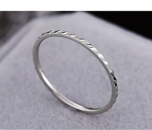 Dettaglio ravvicinato di un sottile anello in titanio argento con trama a fune ritorta