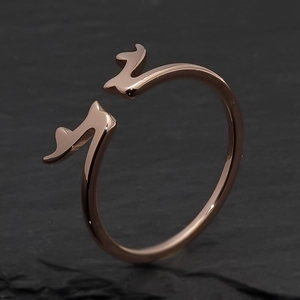 Vue macro de bague réglable en bois de cerf or rose en acier inoxydable sur fond en pierre