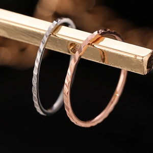 Sottili anelli in acciaio al titanio oro rosa 18K e argento con superfici sfaccettate