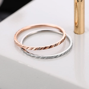 Anelli minimalisti in acciaio al titanio oro rosa 18K e argento con trama a rombi
