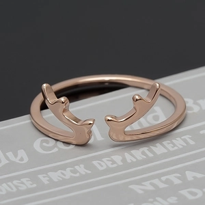 Détail macro d'une bague bois de cerf or rose avec finition polie et design créatif