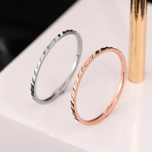 Anelli minimalisti in acciaio al titanio argento e oro rosa 18K con texture a rombi