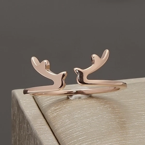 Macro de la bague bois de cerf en or rose avec ouverture réglable sur écrin bijoux