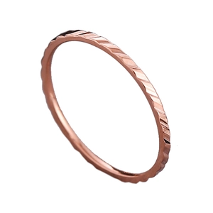 Anello minimalista in acciaio al titanio oro rosa 18K con taglio diamante geometrico