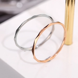 Minimalist V-shaped titanium steel ring set in silver and rose gold with geometric facets