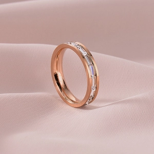 Elegante roségouden titanium eeuwigheidsring met baguette geslepen zirkonia stenen