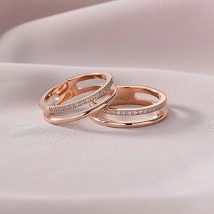Bague double couche en or rose évidée avec pavé de pierres sur satin rose