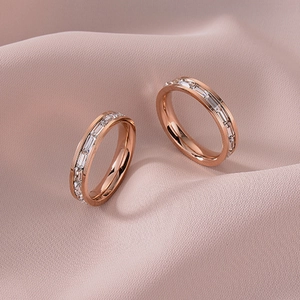 Minimalistische roségouden titaniumstalen ringen met rechthoekige zirkonia's