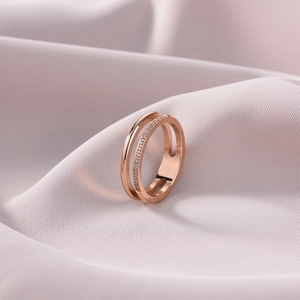 Bague double couche en acier inoxydable or rose avec pavage de zircons blancs