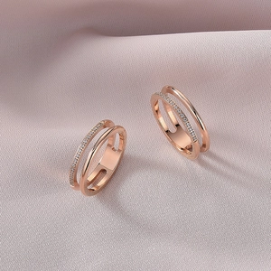 Vue détaillée d'une bague double couche or rose avec pavage de pierres brillantes