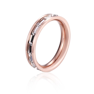 Roségouden titanium stalen ring met rechthoekige zirkoon inleg in minimalistische stijl