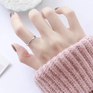 Nahaufnahme eines polierten minimalistischen Silber-Titanrings an einer Hand getragen