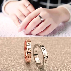 Minimalistischer Titanring in Roségold und Silber mit römischen Zahlen und Diamant