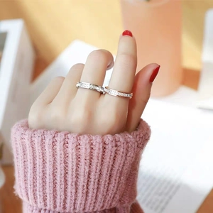 Elegante Eternity-Ringe in Roségold und Silber mit funkelnden Pavé-Kristallen für Damen