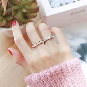 Detail von roségoldenen und silbernen Eternity-Ringen mit Zirkonia am Finger