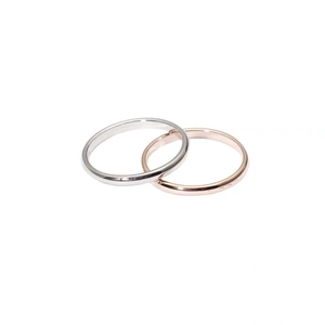 Minimalistisches Ringset aus Titanstahl in Silber und Roségold mit polierter Oberfläche