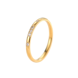 Anillo minimalista de titanio chapado en oro rosa 18k con cinco circonitas incrustadas