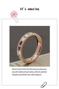 Detailweergave van roségouden eeuwigheidsring met rechthoekige zirkonia-stenen