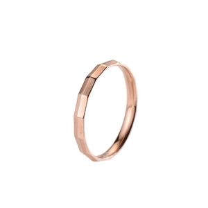 Anillo minimalista de acero de titanio oro rosa con diseño facetado y acabado cepillado