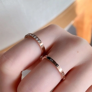Dettaglio ravvicinato dell'anello con numeri romani e pavé in oro rosa lucido