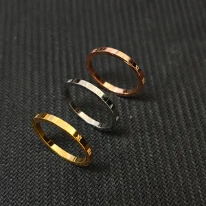 Dettaglio di tre anelli in acciaio inossidabile con numeri romani in oro, argento e rosa