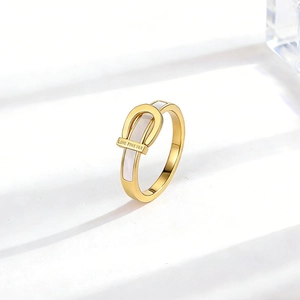 Details des goldenen Hufeisenrings mit weißer Perlmutt-Einlage und Gravur