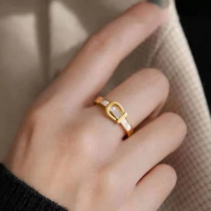 Eleganter Goldring aus Titanstahl mit weißer Perlmutt-Einlage im Hufeisenschnallen-Design