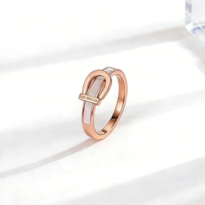 Nahaufnahme eines roségoldenen Rings mit Perlmutteinlage und LOVE FOREVER Gravur
