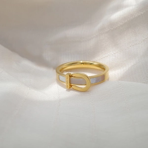 Minimalistischer goldener Gürtelschnallenring mit weißer Muschel und Gravur