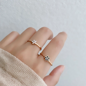 Anelli minimalisti con margherite in acciaio al titanio nero e bianco per donne