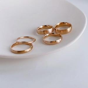 Minimalistische gebürstete Titanstahlringe in Roségold mit verschiedenen Bandbreiten