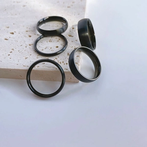 Minimalistische schwarze Titanstahlringe für Paare mit matten und polierten Oberflächen