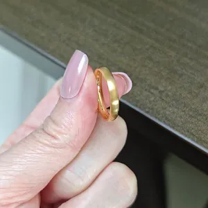 Detailansicht eines minimalistischen 18k vergoldeten Titanrings mit gebürsteter Oberfläche
