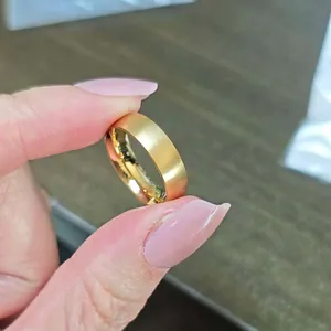 Detailansicht eines minimalistischen 18k vergoldeten Titanrings mit gebürsteter Mattierung