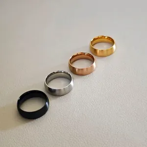 Detailansicht gebürsteter Titanstahlringe in Gold, Roségold, Silber und Schwarz Finish