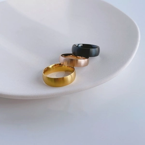 Minimalistische gebürstete Titanstahlringe in Gold, Roségold und Schwarz