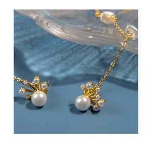 Vue macro de boucles d'oreilles perles dorées avec chaîne pour écouteurs sans fil