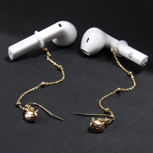 Détail de boucles d'oreilles anti-perte dorées pour écouteurs sans fil avec chatons