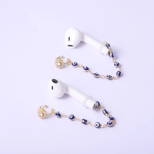 Détail de la chaîne anti-perte pour écouteurs avec perles œil bleu et clip oreille cristal