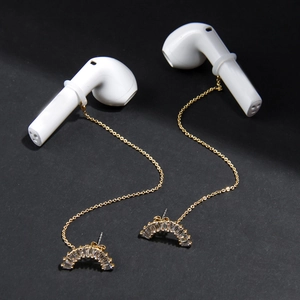 Détail de la chaîne de boucles d'oreilles dorée anti-perte pour écouteurs sans fil