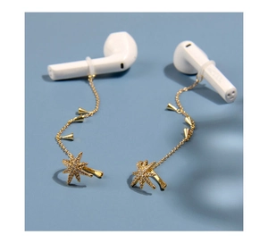 Détail du clip d'oreille étoile dorée avec chaîne anti-perte pour écouteurs