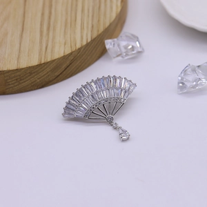 Exquisite fan-shaped brooch with white zircons and a teardrop pendant in silver alloy