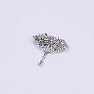 Elegant silver fan brooch with micro-p镶 zircon and a water drop pendant accessory
