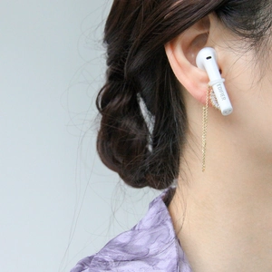Détail de la chaîne de boucles d'oreilles anti-perte dorée avec pendentif lune sur modèle